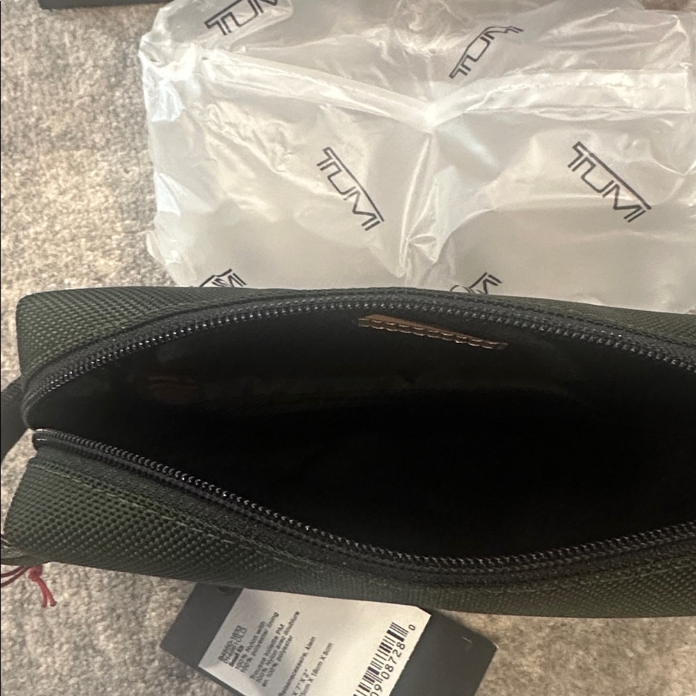 TUMI TRAVEL KIT / ACCESSORIES ARMY GREEN NWT - Picture 5 of 7